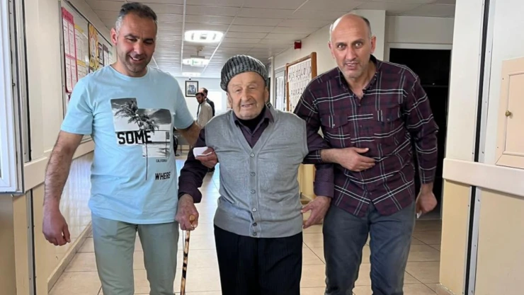 91 Yaşında Sandığa Gidip Oyunu Kullandı