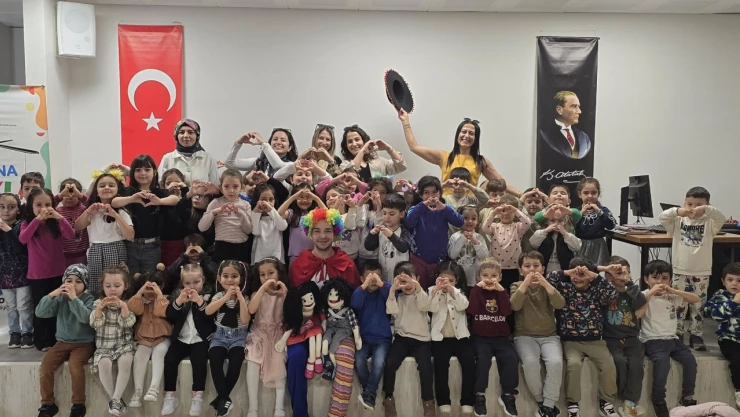 Abana'da Miniklere Kukla Gösterisiyle Neşeli Anlar