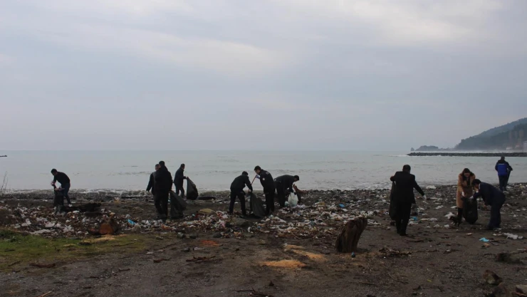 Abana Sahilindeki Çöpler Temizlendi