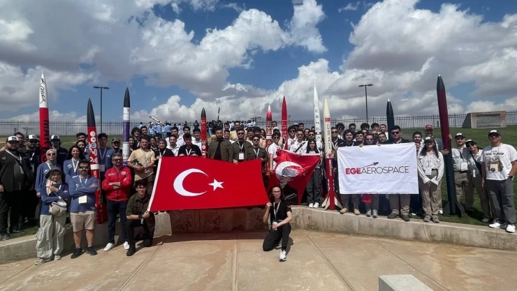 Türk Bayrağını Dalgalandırdılar