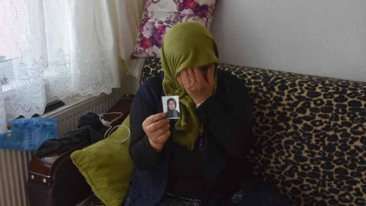 Acılı anne her gün kızının yolunu gözlüyor