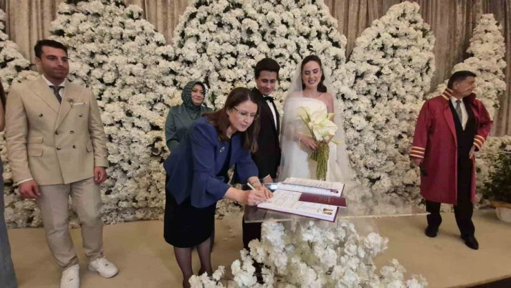 Adalet Bakanı'nın Eşi Nikah Şahidi Oldu