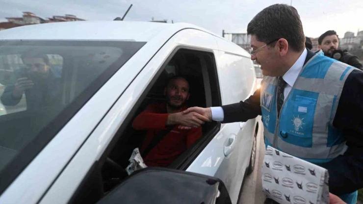 Adalet Bakanı Tunç, İftara Yetişemeyen Vatandaşlara İkramda Bulundu