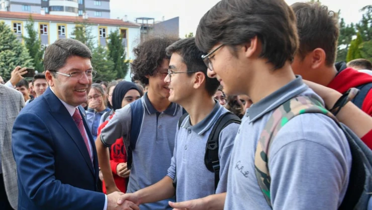 Adalet Bakanı Tunç, Kastamonu'da mezun olduğu okulu ziyaret etti
