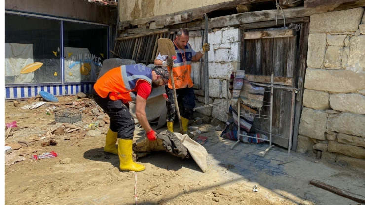 AFAD gönüllülerinin yardımı ile selin izleri siliniyor