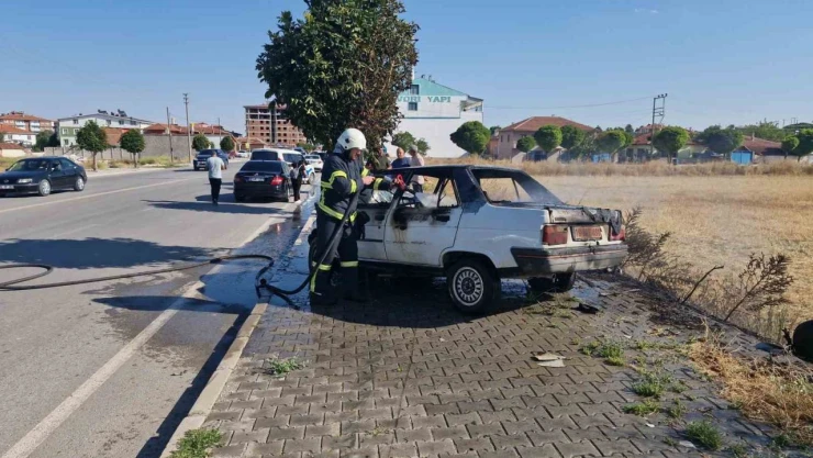 Ağaca Çarpan Otomobil Yandı: 1 Yaralı