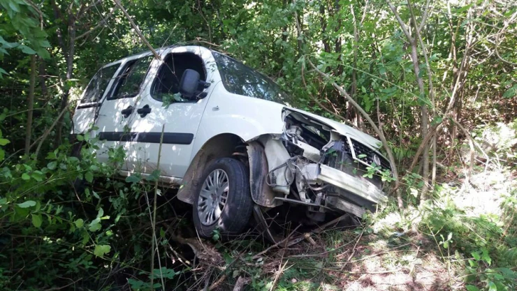 Ağaçlara takılan araç denize uçmaktan kurtuldu