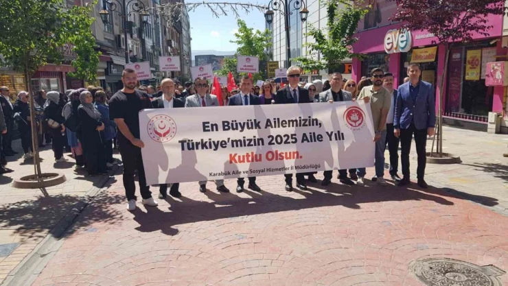Aile Haftası Kutlamaları Yürüyüş İle Başladı