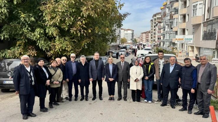 AK Parti Heyeti Salı Pazarı'nda Vatandaşlarla Bir Araya Geldi