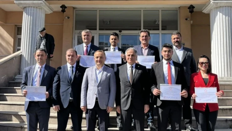 AK Partili Üyeler Mazbatalarını Aldı