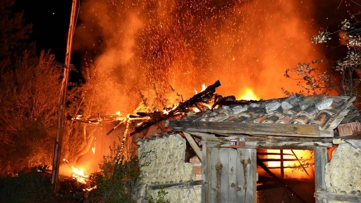 Akaryakıt istasyonu yanında çıkan yangın korkuttu