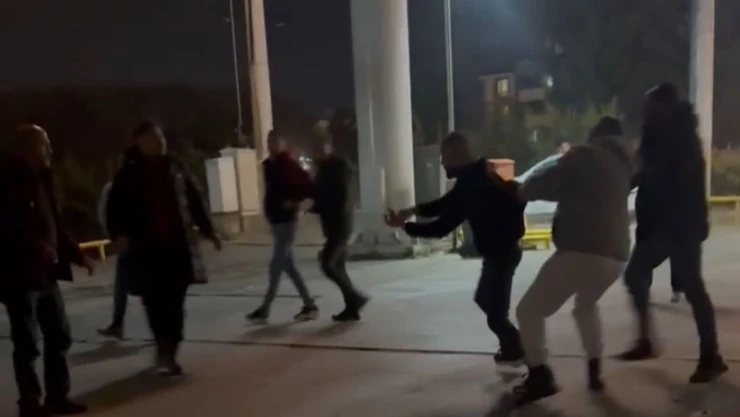 Akaryakıt İstasyonunda Kavga: 1 Kişiye 3 Kişi Saldırdı