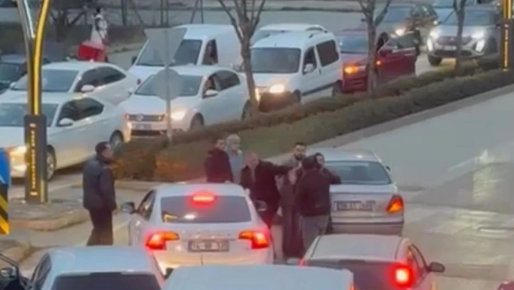 Trafikte Yumruklar Havada Uçuştu