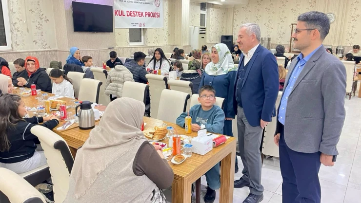 Akşam Yemeğinde Bir Araya Geldiler