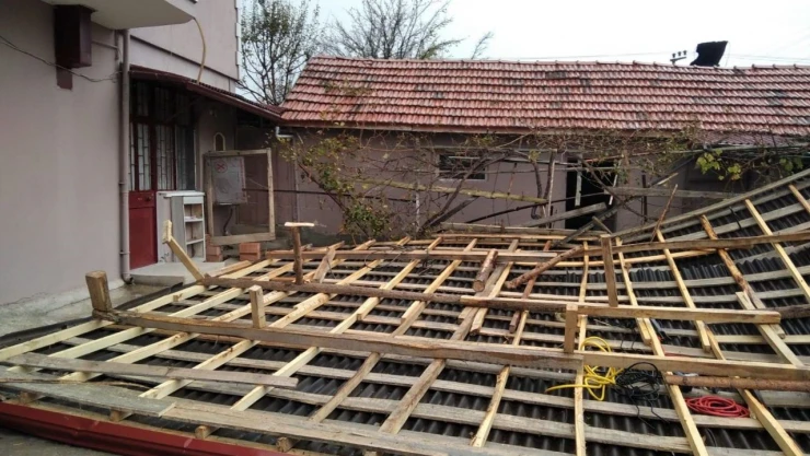 Çorum Alaca'da Fırtına Çatıları Uçurdu