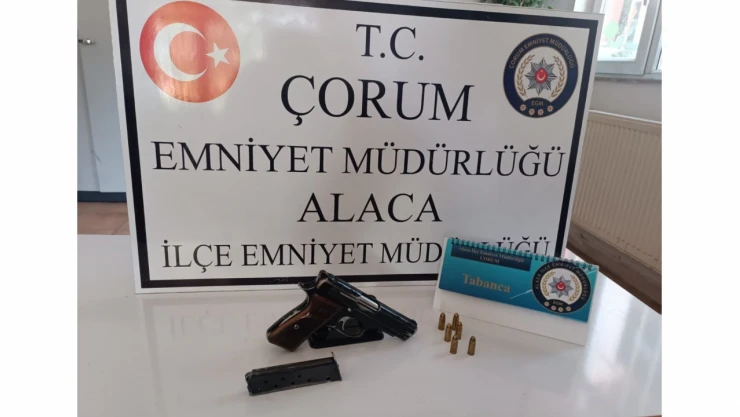 Alaca'da Trafik Denetiminde Ruhsatsız Silah Ele Geçirildi