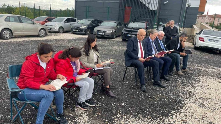 Alaplı'da Ağaç Gölgesinde Kitap Okuma Etkinliği