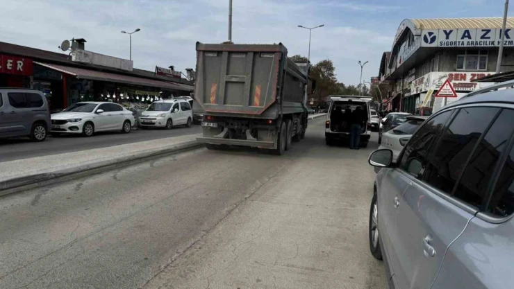 Alaplı'da Ağır Tonajlı Kamyonlar Yollarda Çatlak Oluşturdu