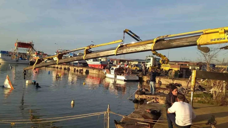Batan Tekneler Karaya Çıkarıldı
