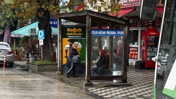 Otobüs Duraklarındaki Saat Çizelgesi Eksikliğine Tepki