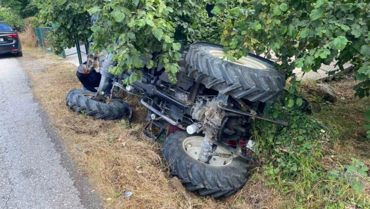Alaplı'da Traktör Devrildi