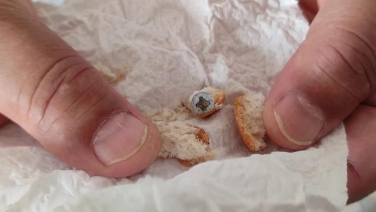 Aldığı Ekmekten Vida Çıktığını İddia Etti