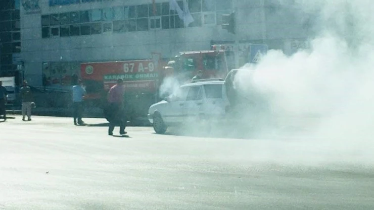 Alev alan otomobile arazöz müdahale etti