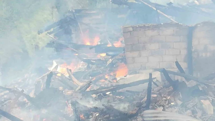 İki Ahşap Ev Tamamen Kül Oldu