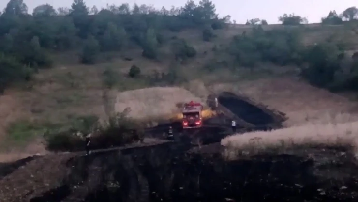 Alevler Tarlayı sardı, Ekipler Eve Sıçramasını Önledi