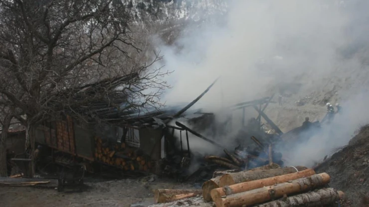 Alevler tek katlı evi kül etti