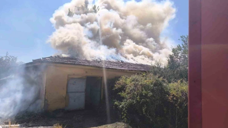 Alevlere Teslim Olan Bina Kullanılmaz Hale Geldi