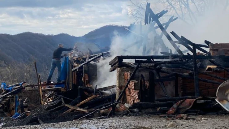 Alevlere Teslim Olan Ev Küle Döndü