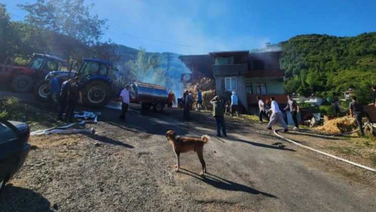 Alevlere Teslim Olan Ev Küle Döndü