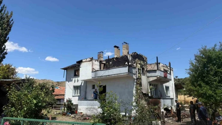 Alevlere Teslim Olan Ev Kullanılmaz Hale Geldi