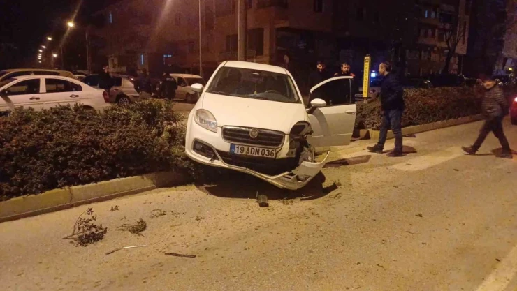 Otomobili İle Orta Refüje Çıktı