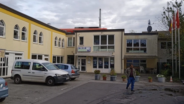 Almanya'da üç camiye iğrenç saldırı