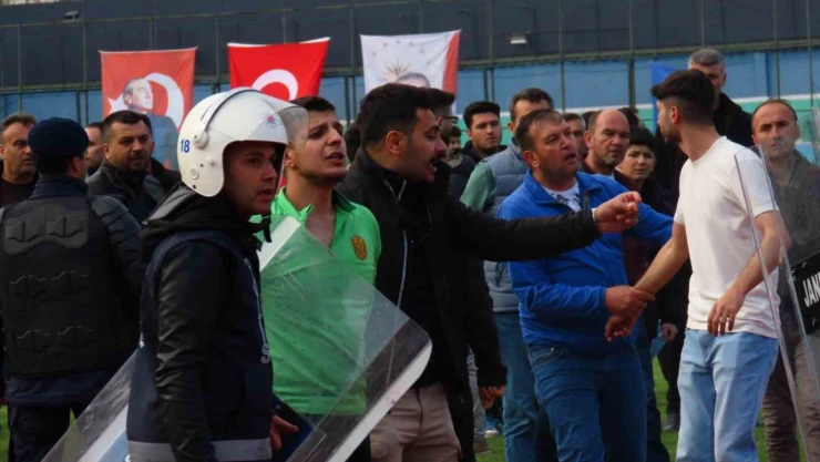 Taraftarlar Birbirine Girdi, Polis Güçlükle Ayırdı