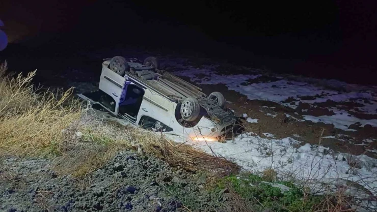 Ambulansa Yetişmeye Çalışırken Tarlaya Devrildi