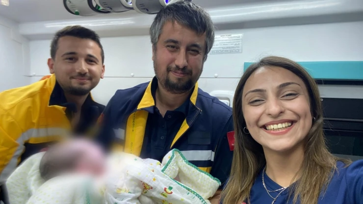Ambulansta Dünyaya 'Merhaba' Dedi