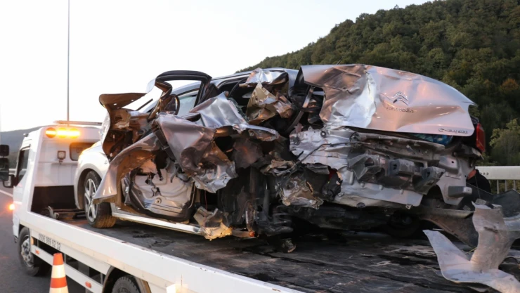 Anadolu Otoyolu'nda iki araç çarpıştı: 5 yaralı
