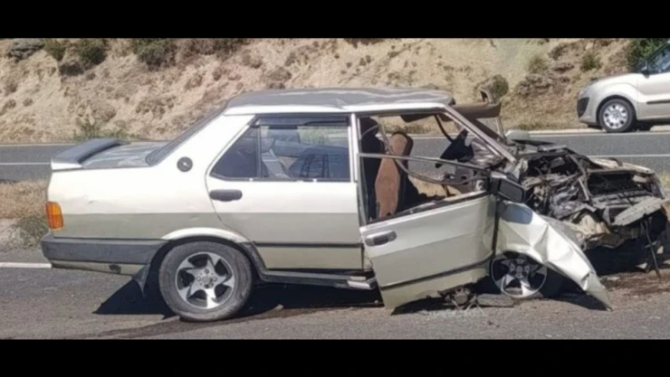 Ankara Yolunda Korkutan Kaza: Araç Direğe Çarptı!