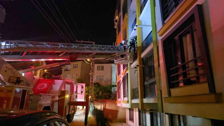 Apartman Dairesinden Duman Yükseldi