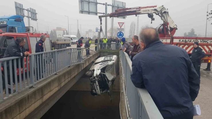 Araç Çayı'na Düşen Minibüs Vinç Yardımıyla Çıkarıldı