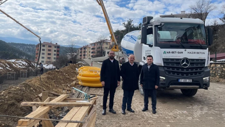 Araç'ta Kapalı Halı Saha İnşaatı Hızla Devam Ediyor