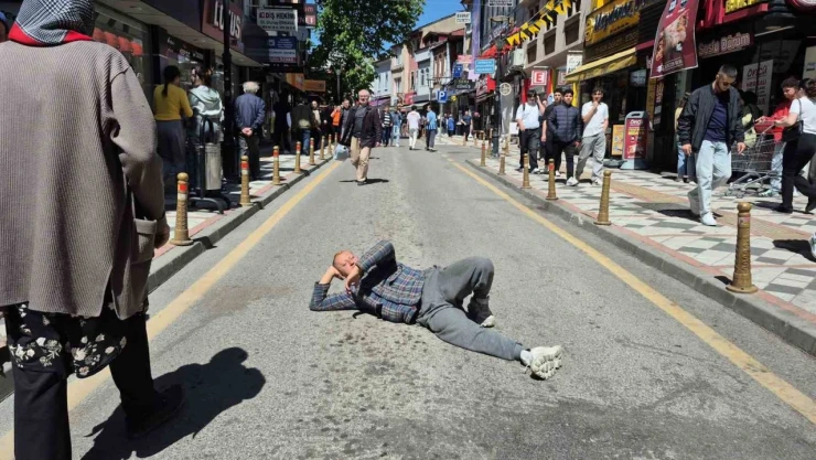 Trafiğe Kapanan Caddede İlginç Görüntüler