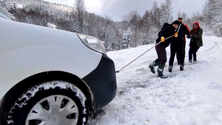 Köylülerin Yardımına Karla Mücadele Ekipleri Yetişti