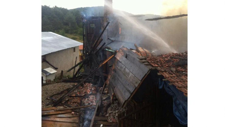 Araç'ta iki katlı ahşap ev yandı