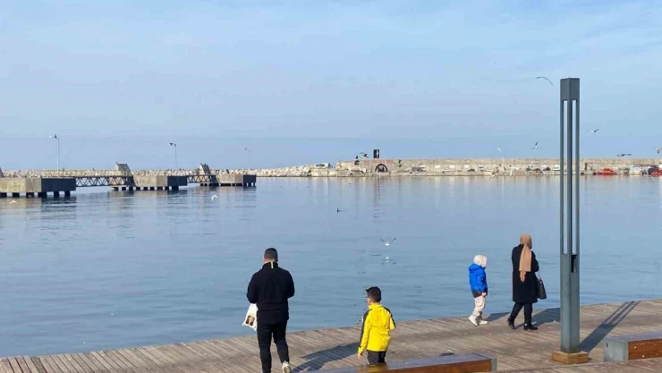 Aralık Ayının Son Günlerinde Sıcak Havayı Gören Sahile Koştu