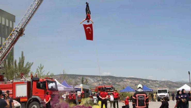 Arama-Kurtarma Tanıtım ve Gençlik Sağlığı Şenliği'ne Yoğun İlgi
