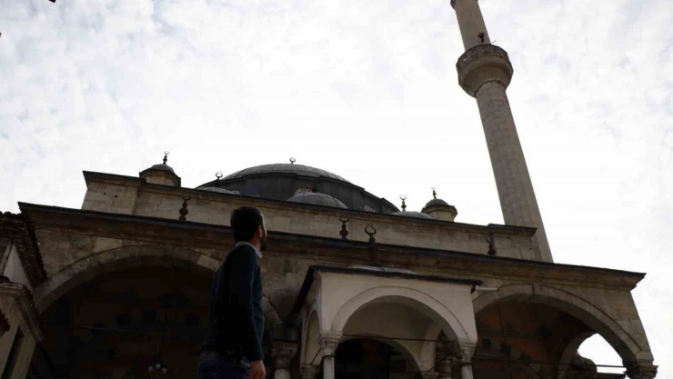 Asırlara Meydan Okuyan Cami Dikkat Çekiyor